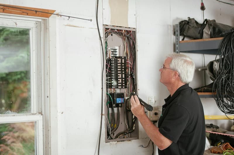 How to Find a Licensed Electrician (And Red Flags to Avoid)