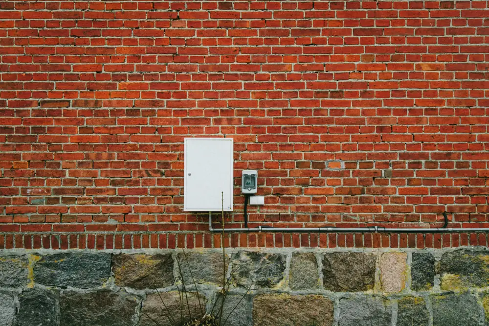Electrical contractor working in Phoenix, AZ