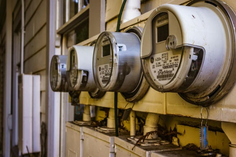 electricity meter showing bidirectional solar net metering