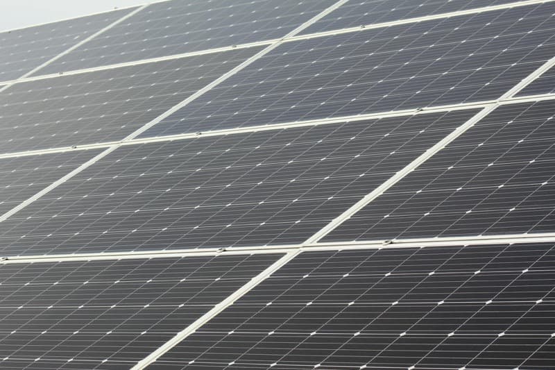 side-by-side comparison of monocrystalline and polycrystalline solar panels